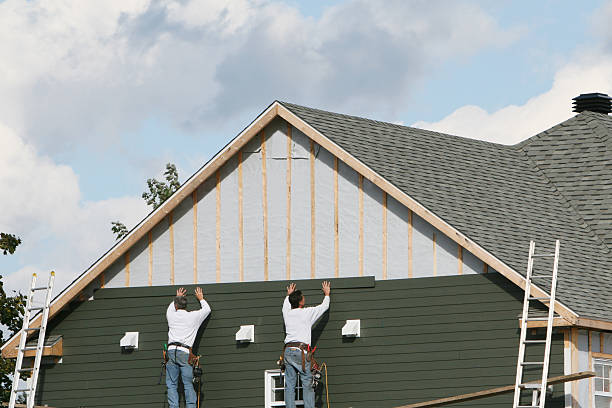 Professional Siding Installation technician working in Edgewood, IN
